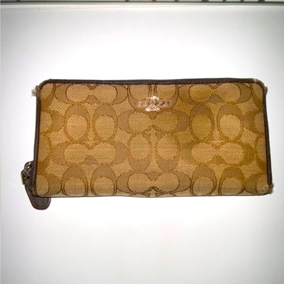 Used coach zippy wallet - Picture 1 of 1
